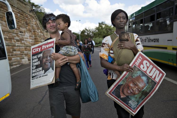 FOLKEVANDRING. I regeringsbygningen i Pretoria ligger landets tidligere præsident Nelson Mandela lit-de-parade i tre dage, så sydafrikanere kan få lejlighed til at vise ham den sidste ære. Her er folk på vej ud fra Union Buildings efter at have fået et sidste glimt af Nelson Mandela inden han begraves på søndag. 