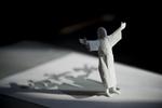 Jesus. Julens hovedperson er her afbilledet som papirklip af Peter Callesen. Værket hedder 'Resurrection'. 