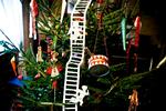 Julestemning. Årstallet  er omkring 1864, og Den Gamle By i Århus har pyntet træet som i tiden, hvor Peters jul blev skrevet 