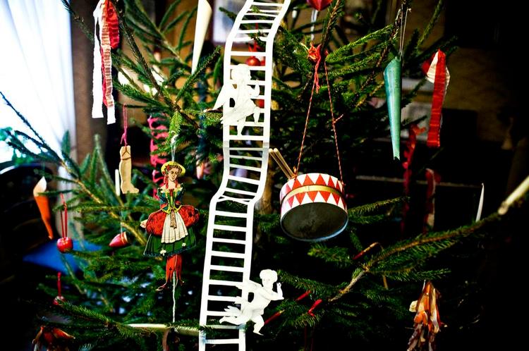 Julestemning. Årstallet  er omkring 1864, og Den Gamle By i Århus har pyntet træet som i tiden, hvor Peters jul blev skrevet 