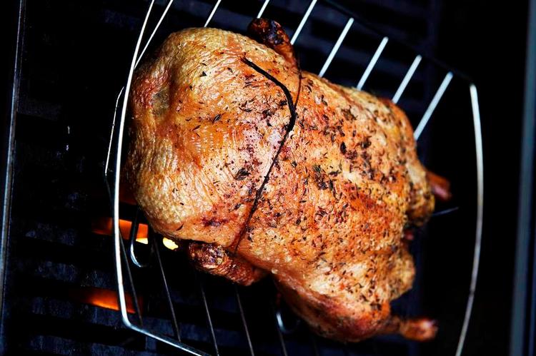 Grillet. Grill anden og få en sprød skorpe og saftigt kød. Juleduften af æbler og svesker spreder sig, når anden skæres for. 