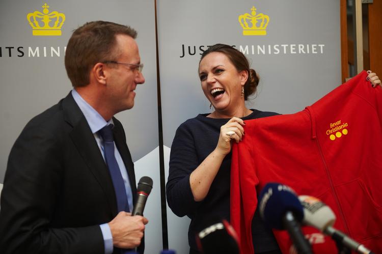 Gave. »Jeg har købt en gave til dig, og den gave har jeg hentet uden forudgående trusselsvurdering - ej heller politibeskyttelse«, siger Bødskov. 