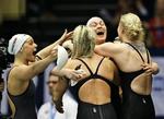 Triumf. Guldpigerne jubler efter EM-sejren i Herning. 
