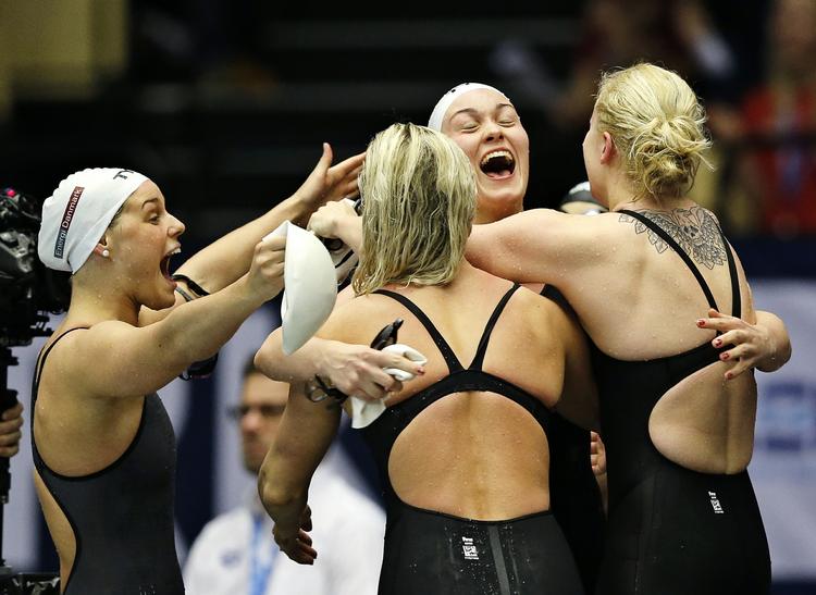 Triumf. Guldpigerne jubler efter EM-sejren i Herning. 