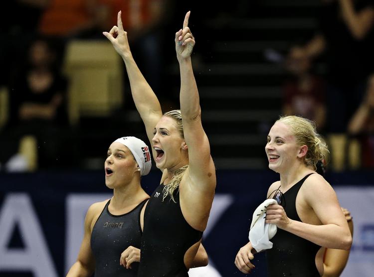 EUROPAMESTRE. Mens Mie Ø. Nielsen var på vej op fra vandet blev det anoonceret, at hun sammen med Pernille Blume, Jeanette Ottesen og Kelly Riber Rasmussen var havde vundet 4x50 meter fri og forbedret den danske rekord. 