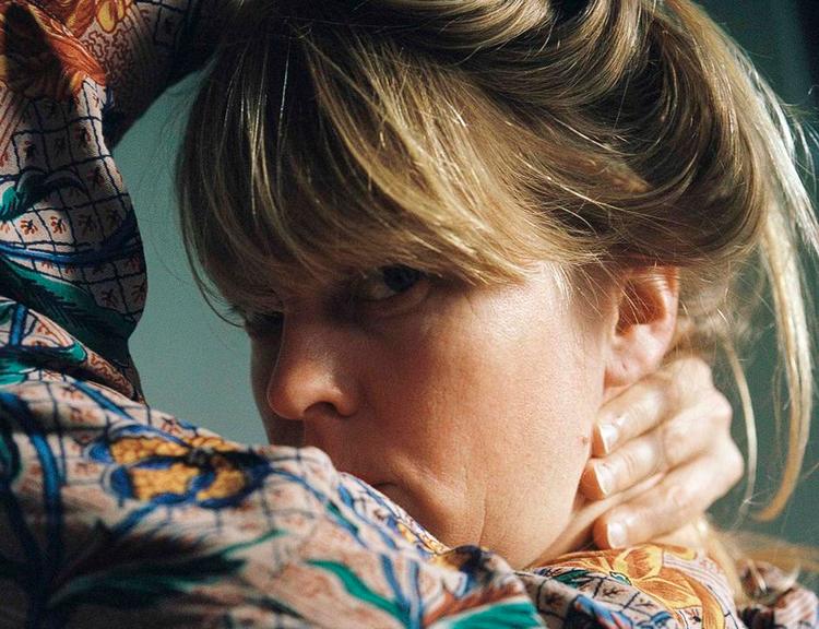 Voldsomt. På et dystersmukt album skærer Jomi Massage gennem desorienterede øjeblikke. 