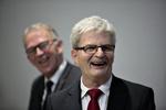 Skiftedag. Holger K. Nielsen afløser Villy Søvndal som udenrigsminister. De to har en lang karriere sammen i politik og har begge været formand for SF. 