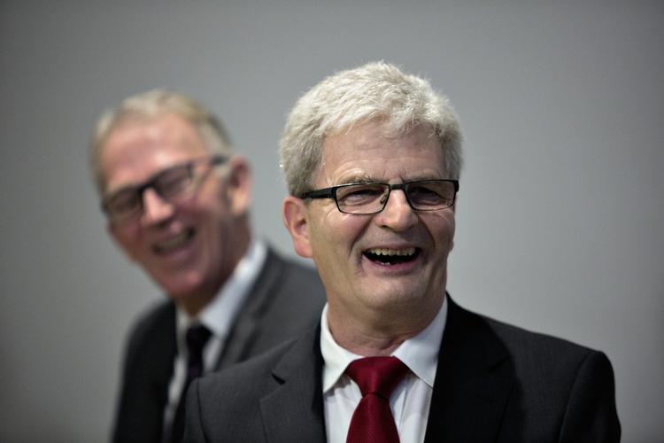Skiftedag. Holger K. Nielsen afløser Villy Søvndal som udenrigsminister. De to har en lang karriere sammen i politik og har begge været formand for SF. 