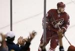 danskeropgør. Mikkel Bødker skøjter hen foran de jublende tilskuere efter en af to scoringer for Phoenix Coyotes. 