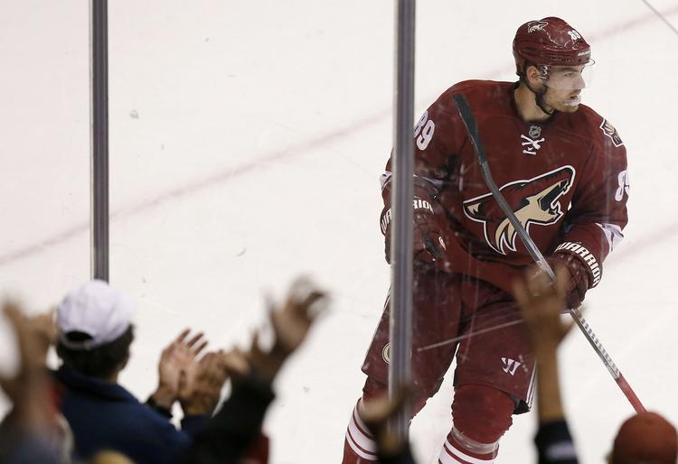 danskeropgør. Mikkel Bødker skøjter hen foran de jublende tilskuere efter en af to scoringer for Phoenix Coyotes. 