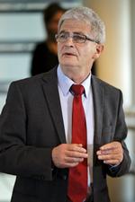 UDENRIGSMINISTER. Holger K. Nielsen overtager udenrigsministeriet fra Villy Søvndal. 