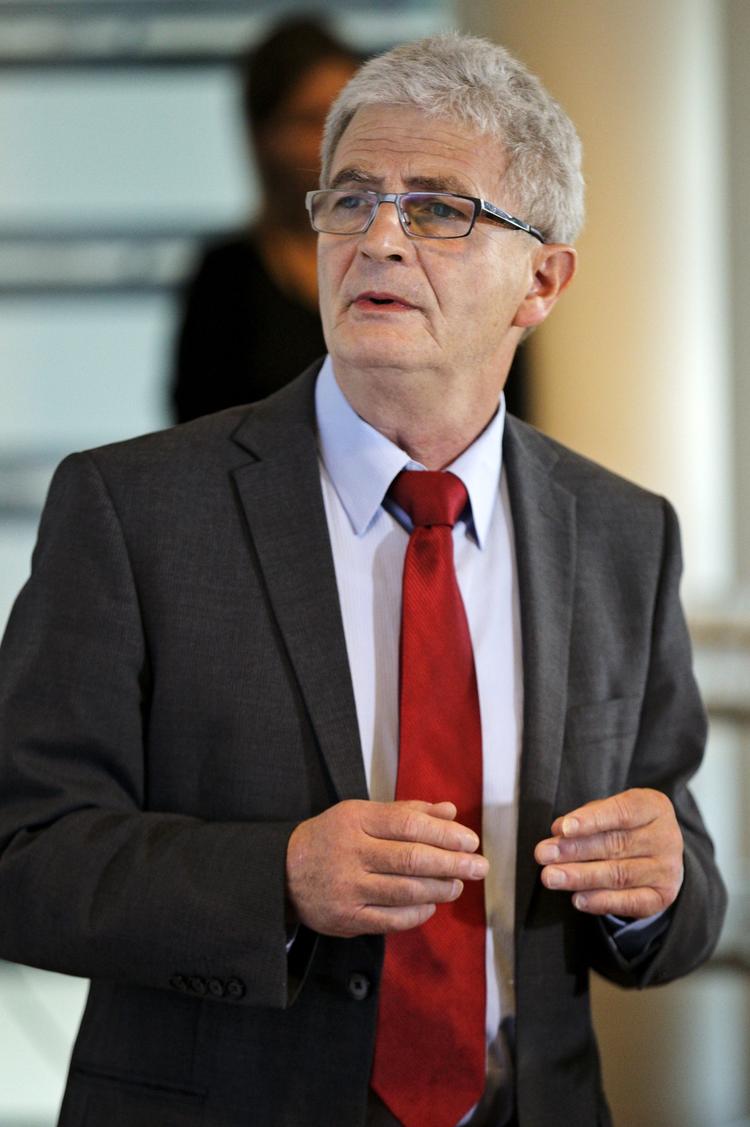 UDENRIGSMINISTER. Holger K. Nielsen overtager udenrigsministeriet fra Villy Søvndal. 