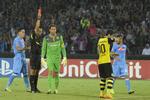 rødt. Dommeren gjorde det, han skulle ifølge reglerne, da han udviste Dortmunds målmand Roman Weidenfeller (midt) i kampen mod Napoli efter målmanden havde fældet en abngriber i feltet. 