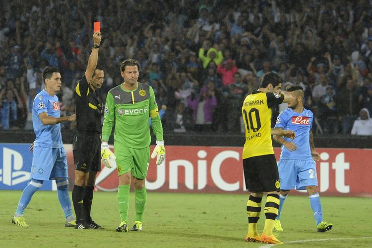 rødt. Dommeren gjorde det, han skulle ifølge reglerne, da han udviste Dortmunds målmand Roman Weidenfeller (midt) i kampen mod Napoli efter målmanden havde fældet en abngriber i feltet. 