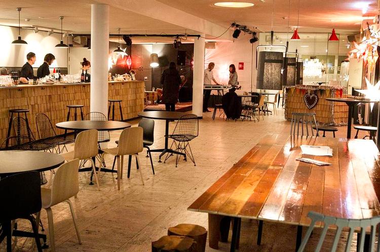 Udsolgt. Først ved fjerde besøg lykkedes det at få lov til at købe andet end kaffe og kage i Nørrebro Teater Bar. Desværre var sandwichen med hønsesalat både fed og kvalm. 