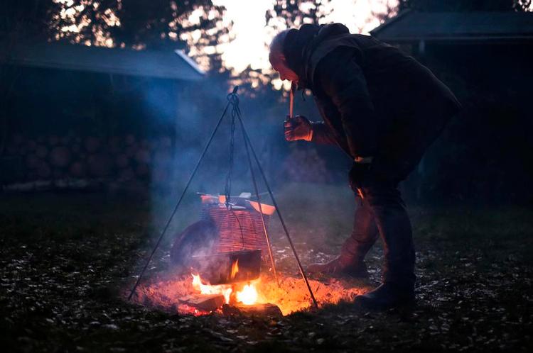Ildterapi. »Det er 100 gange mere besværligt at lave maden over bål, men det er også 100 gange mere spændende og virker nærmest terapeutisk at omgås ild«, mener bålentusiasten Michael Lyhne. 