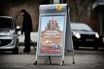 I Danmark er det Danske Spil, der udbyder lottokuponer til Eurojackpot, og hver uge er der som minimum 63 millioner kroner i førstepræmiepuljen. 