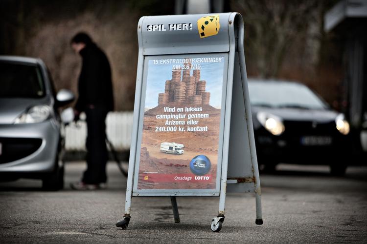 I Danmark er det Danske Spil, der udbyder lottokuponer til Eurojackpot, og hver uge er der som minimum 63 millioner kroner i førstepræmiepuljen. 