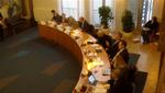 Markering. Hvidovrelistens Arne Bech ( tredje fra venstre) fik, hvad der kunne ligne en  finger af Dansk Folkepartis Ivan Fogtmann (fjerde fra højre) på det konstituerende møde i Hvidovre kommunalbestyrelse tirsdag aften. Men det er to fingre, forklarer Fogtmann. 