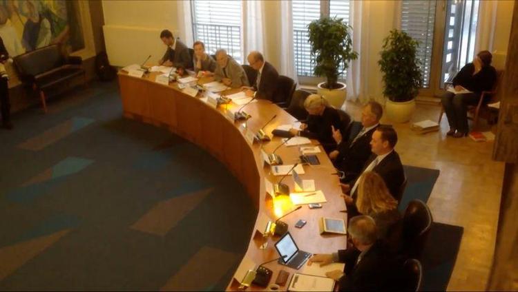 Markering. Hvidovrelistens Arne Bech ( tredje fra venstre) fik, hvad der kunne ligne en  finger af Dansk Folkepartis Ivan Fogtmann (fjerde fra højre) på det konstituerende møde i Hvidovre kommunalbestyrelse tirsdag aften. Men det er to fingre, forklarer Fogtmann. 
