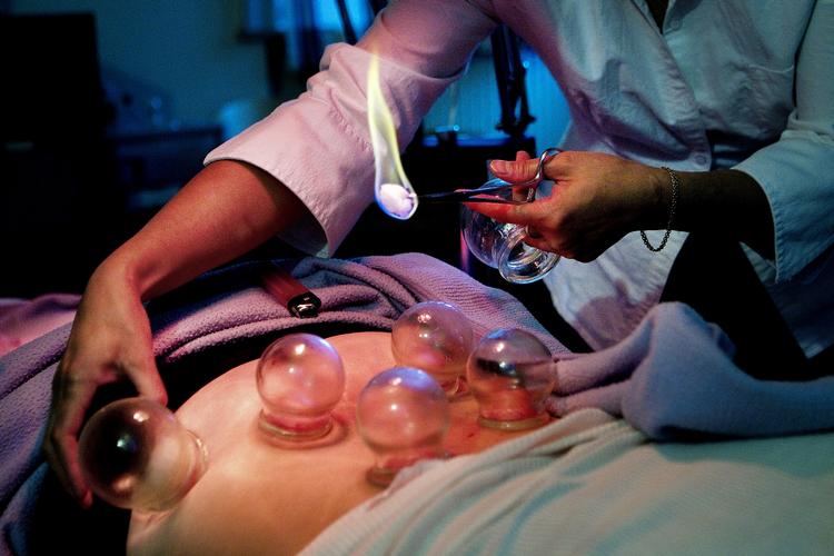 Behandling. Hver femte dansker har været ved alternativ behandler inden for de seneste to år. Men det er de færreste, der undersøger pris og uddannelse hos den enekelte behandler. 