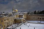 DÆKKET. Jerusalem har skiftet farve, efter en sjældent kraftig snestorm har fået politiet til at lukke byen ned. 