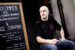 Endelig. Efter et halvt år med støv og støj, er Christian Hammerum fra Vesterbros Originale Burgerrestaurant glad for at vejarbejdet på Istedgade er overstået. Men han ærgrer sig over, at fortovet ikke er blevet bredt nok til mere udeservering. 