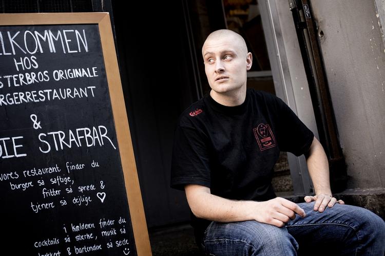 Endelig. Efter et halvt år med støv og støj, er Christian Hammerum fra Vesterbros Originale Burgerrestaurant glad for at vejarbejdet på Istedgade er overstået. Men han ærgrer sig over, at fortovet ikke er blevet bredt nok til mere udeservering. 
