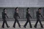 Vagter. Nordkoreanske soldater patruljerer ved byen Sinuiju, som ligger ved grænsen til Kina. 