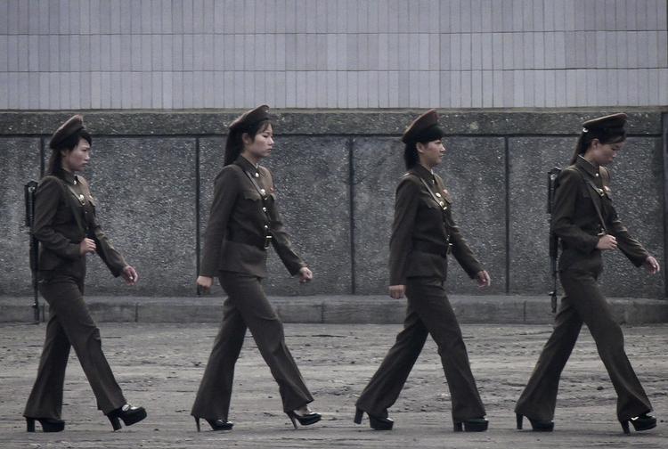 Vagter. Nordkoreanske soldater patruljerer ved byen Sinuiju, som ligger ved grænsen til Kina. 