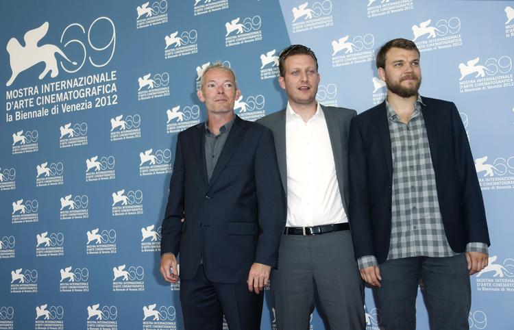 Filmen 'Kapringen', hvis instruktør Tobias Lindholm (i midten) her fotograferes med to af filmens skuespillere, er smittet med det drengerøvssyndrom, der i disse år beskæmmer dansk film med urealistisk vold og drama. 