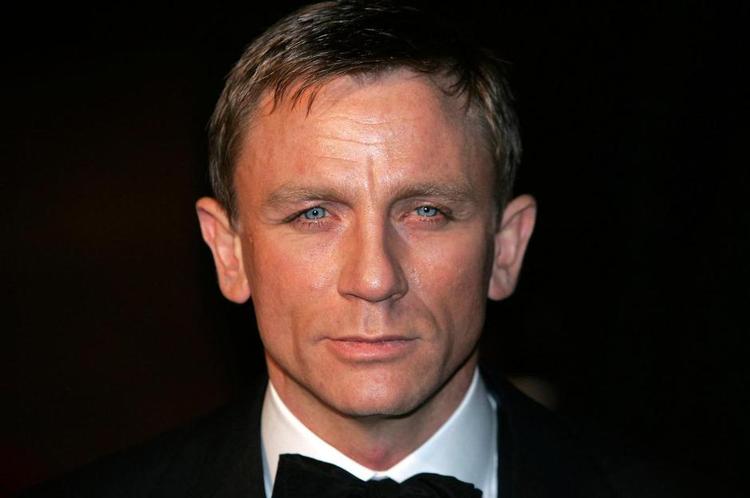 Drukkenbolt. Romanernes Bond gør i gennemsnit kål på halvanden flaske vin hver dag, hvilket vil sige at han drikker 4 gange så meget som den britiske sundhedsstyrelses maks.-anbefaling. 