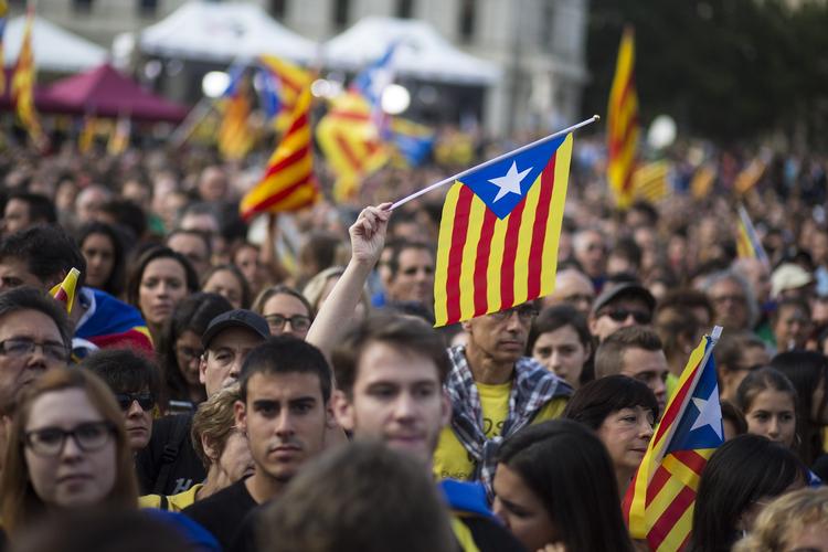 PROTEST. Den catalanske befolkning har flere gange ved massive demonstrationer i de senere luftet sin lyst til selvstændighed. Senest på den catalanske nationaldag, den 11. september i år, da hundredtusinder af mennesker dannede kæde gennem regionen. 