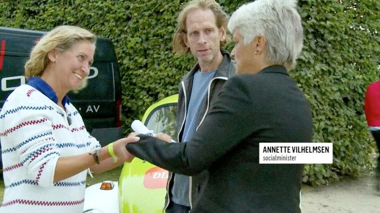 Kanten. Annette Vilhelmsen kom i slutningen af august til at love hele puljen til Lisbeth Zornig, 18 dage før ansøgningsfristen udløb, og før Stemmer på Kanten overhovedet havde søgt. 