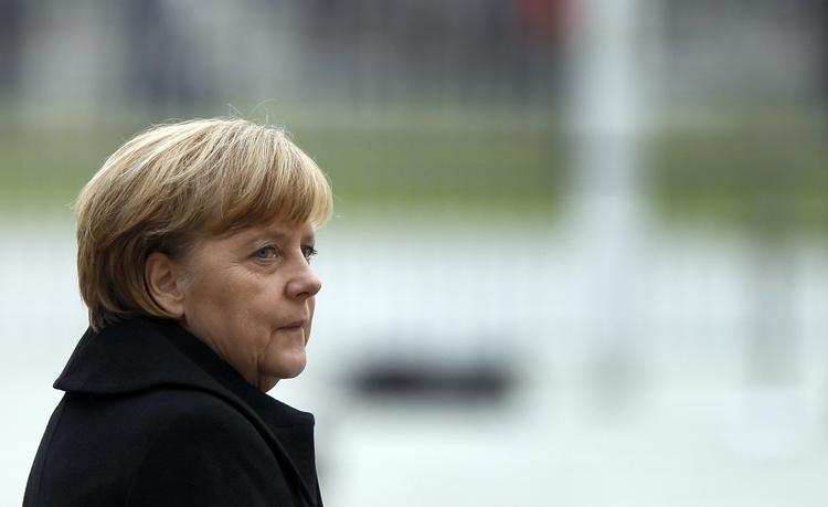 Skæbnedag. Hvis medlemmerne af SPD har stemt nej til Angela Merkel som forbundskansler, vil tysk politik blive kastet ud i kaos, da CDU-formand Merkel så bliver nødt til at starte helt forfra og indlede forhandlinger med De Grønne, mens hele den socialdemokratiske partiledelse ventes at træde tilbage. 