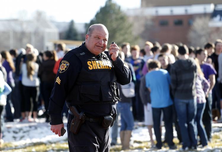 Skoldeskyderi. Det kunne være gået langt værre, da en 18-årig mand gik amok på Arapahoe High School. 15-årig stadig i livsfare. 