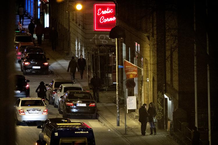 Gadeprostitution. Københavns Politi har i nat anholdt 17 gadeprostituerede i området omkring Istedgade i København. Fem er atter løsladt, mens 12 skal fremstilles i grundlovsforhør. - Foto: 