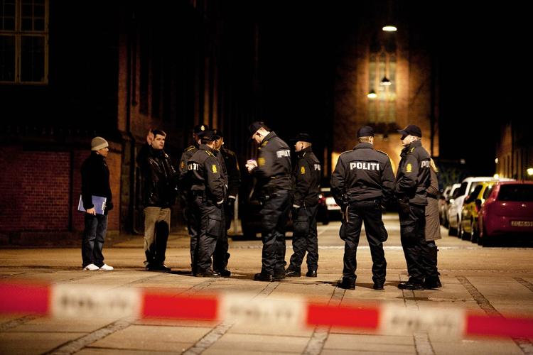 Forklaringer. Inden at DUP får lejlighed til at afhøre de indklagede betjente, har betjentene været samlet til et fællesmøde hos Politiforbundets advokat. 