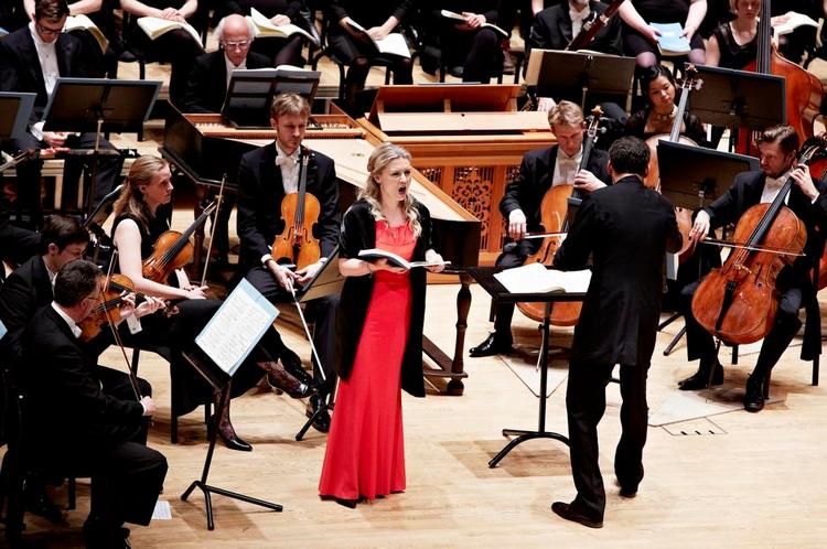 solist. Norske Lina Johnson sang som sopransolist sammen med Århus Symfoniorkester. 