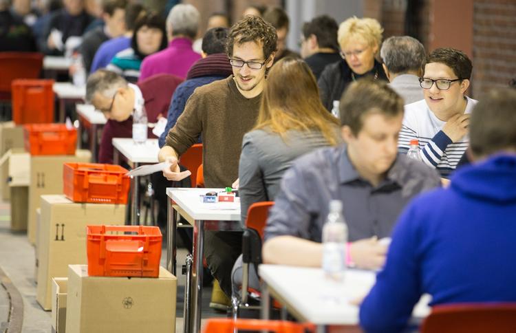 JAAA. 4.000 særligt indkaldte personer gik i morges i gang med at tælle tusinder og atter tusinder af socialdemokratiske stemmer op i en nedlagt banegård i Berlin. Resultatet blev et stort flertal for at gå i regering med Angela Merkels parti, CDU. 