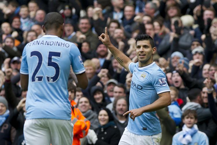 Målorgie. City har nu scoret 35 gange i deres ligahjemmekampe i denne sæson. Her jubler Agüero med den senere tomålsskytte Fernandinho. 