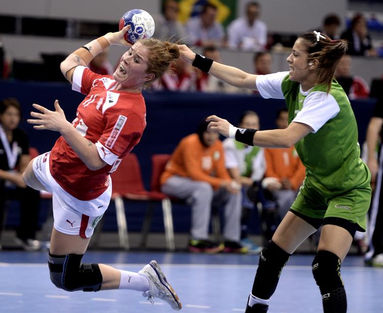 Knockout. Mette Gravholt og co. skal i kamp søndag aften kl. 20.45. Nederlag til Montenegro er lig med en slukket medaljedrøm. 