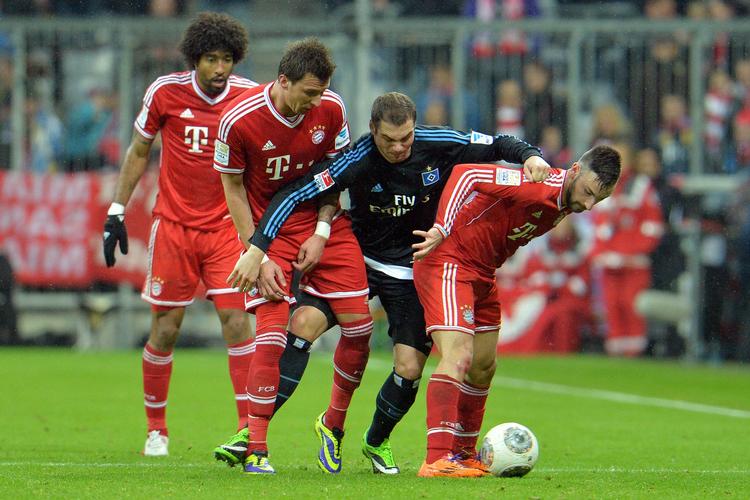 3-1. Pierre-Michel Lasogga (i midten) fik reduceret for HSV, men kunne ikke forhindre et nyt nederlag til skrækmodstanderen. 