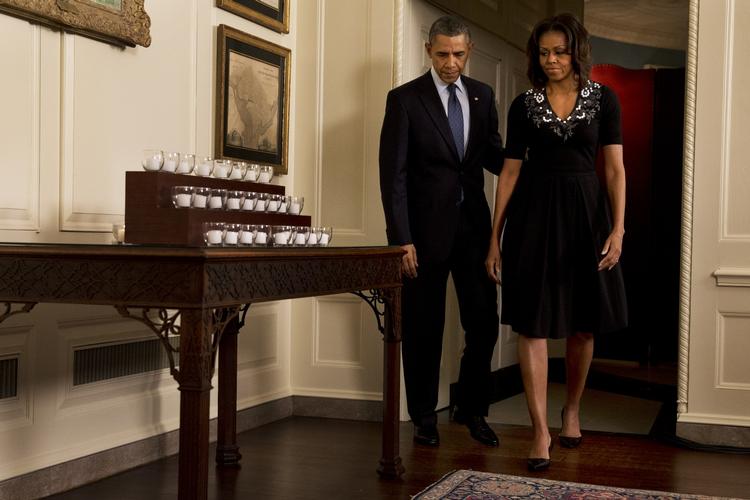 Minde. Præsident Barack Obama og hans kone Michelle tændte 26 lys. 