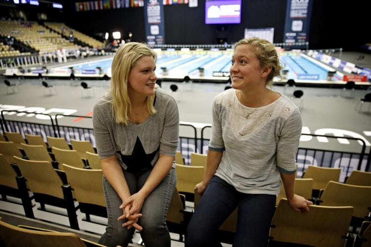 SØSTRENE. Henriette Ottesen (tv.) er storesøster og Line Møller Pedersen er tvillingesøster til et par af de danske EM-svømmere. 