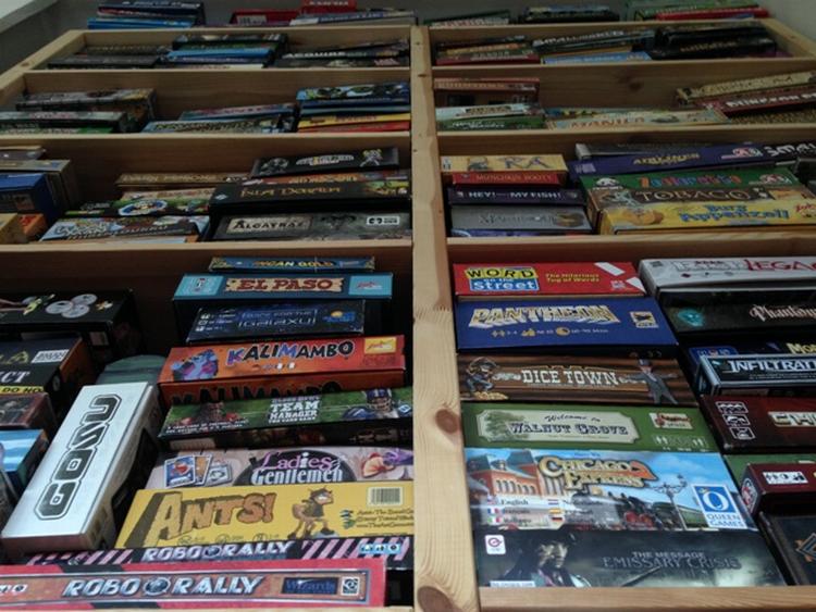 BRÆTSPILSBOOM. 350 brætspil fylder iværksætter Bo Thomasens reol i stuen. Han er iværksætter af pop-op-brætspilscaféen 'Bastard Café', som besøger Københavns mellemrum i ny og næ og som slår sig endeligt ned i marts. 