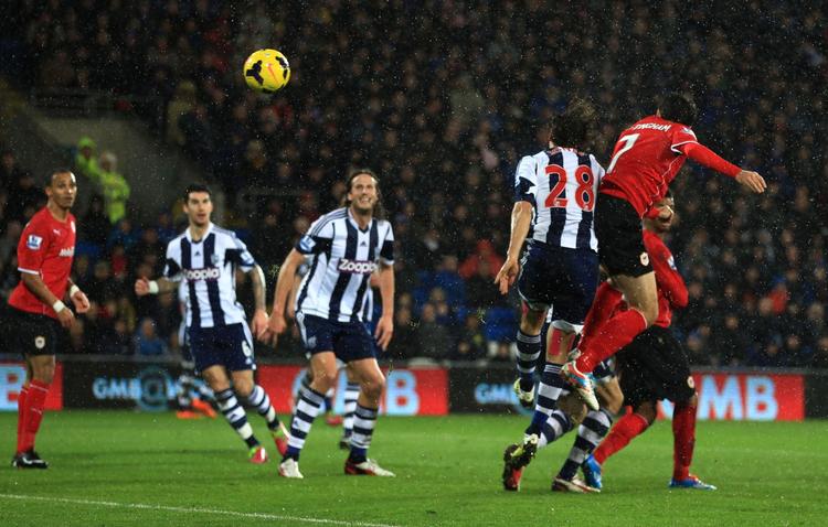 dråben. Cardiff Citys Peter Whittingham (th) scorer i sejren over West Bromwich, som beseglede skæbnen for Birmingham-klubbens træner. 