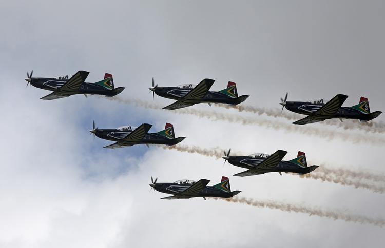 Afskedssalut. Seks jagerfly, 21 pistolskud og tre militærhelikoptere med Sydafrikas flag hængende under sig sender en sidste salut til Nelson Mandela. 