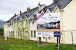 spøgelsesby. I byen Sneen kunne man så sent som i sommers få op til hele 70 procent rabat på prisen fra 2007, hvis man vil bo i den sydvestlige del af Irland. 
