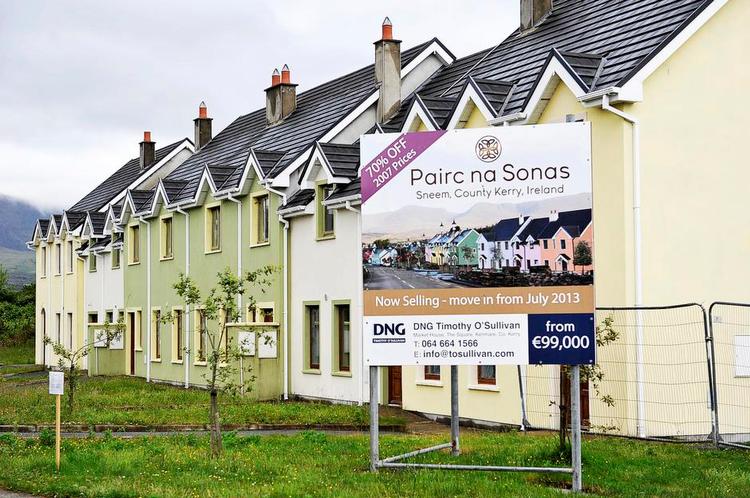 spøgelsesby. I byen Sneen kunne man så sent som i sommers få op til hele 70 procent rabat på prisen fra 2007, hvis man vil bo i den sydvestlige del af Irland. 
